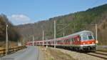 Mit 5 n-Wagen - davon an den Enden je 1 Steuerwagen - wird diese RB Saalfeld (Saale) - Bamberg von einer Lok der BR 111 in Richtung Frankenwald geschoben. In Kürze wird der Bahnhof Hockeroda durchfahren, wo nur noch die Züge der Sormitztalbahn von und nach Blankenstein (Saale) bedarfshalten - der <a href= https://www.youtube.com/watch?v=DqaBPmjaGNA >Frankenwaldbahn</a>steig wurde abgesperrt. Nächster Halt ist Unterloquitz. (23.03.2012)